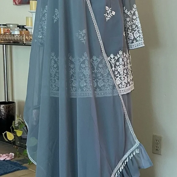 Elegant Gray Embroidered 3pics set Indian stylish Kameez - Picture 2 of 9